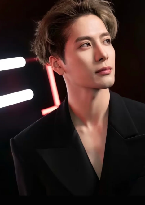 王嘉尔演唱会这个粉丝互动环节
女粉丝整个人贴得特别近，嘴几乎都碰到他胸口，他也不