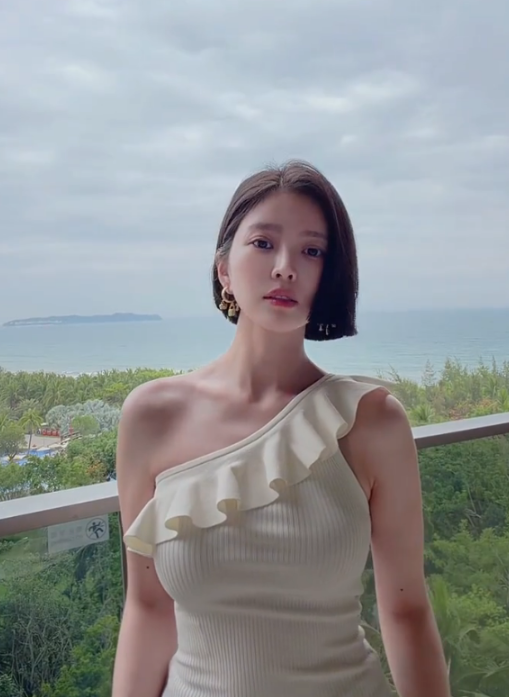 王灿兮社交平台分享视频
并配文双眼皮是贴的，视频是美颜的，照片是修了的，双眼皮还