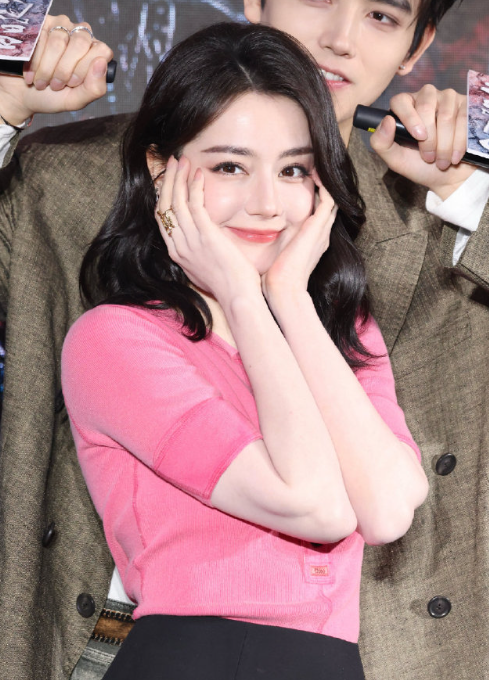 即使身旁少不了艳丽的花可我依旧为新疆野玫瑰着迷