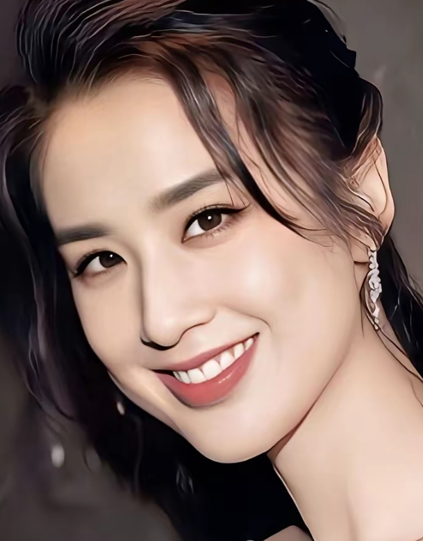 黄圣依的骨相美才是岁月最温柔的馈赠
镜头拉近，她的眉骨高挺，鼻梁线条利落，下颌骨