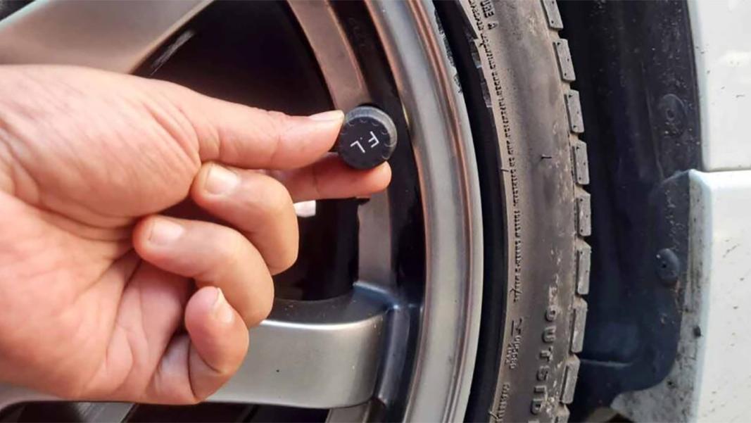 轮胎换位后，胎压监测系统如何识别4个车轮位置？