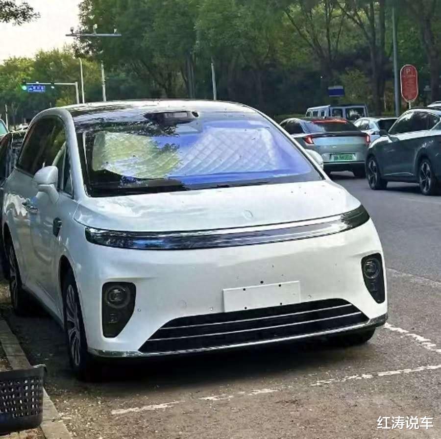 享界V8现身街头，车长超5米3，配896线激光雷达，电动侧滑