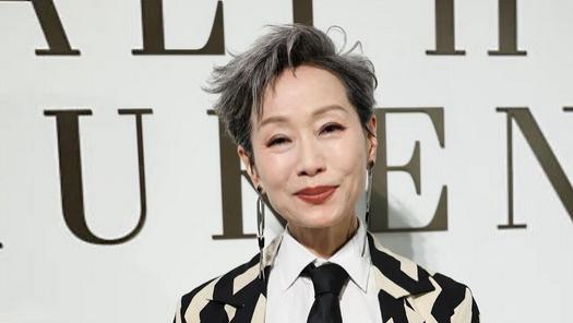 群星汇集时装秀：叶童白衬衫白裤气质佳，陈慧琳西服套装显英伦风