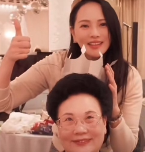 伊能静被婆婆宠成女儿幸福的婚姻是嫁对人
嫁对家庭！听到伊能静要上春晚的好消息，婆