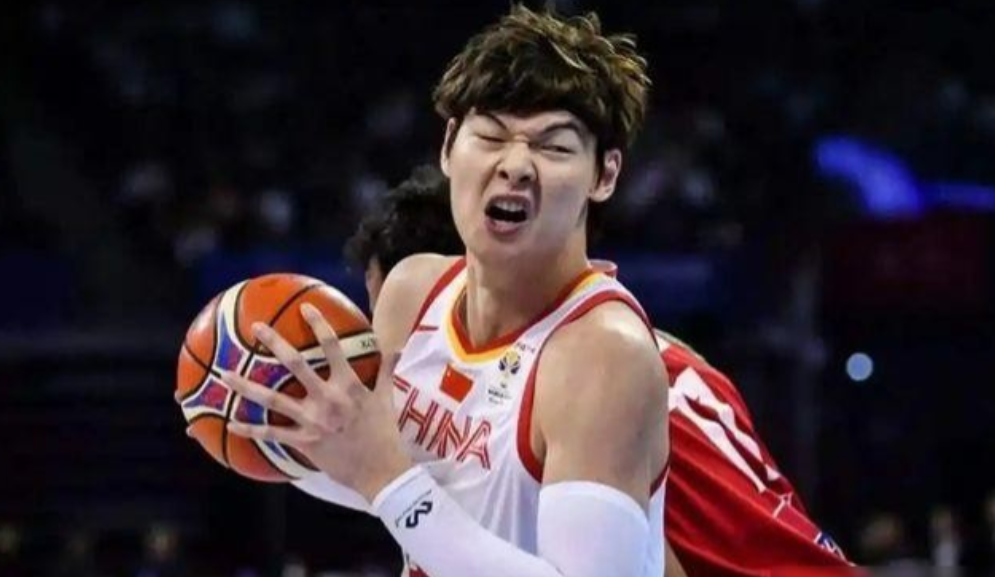 上海男篮高居榜首，王哲林扛起内线大旗，他还能再进一步吗？
2026年4月，上海队