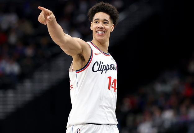 理性分析:尼德昊泽不适合现阶段的小卡

很多人觉得以赛亚杰克逊矮，护框不行，但是