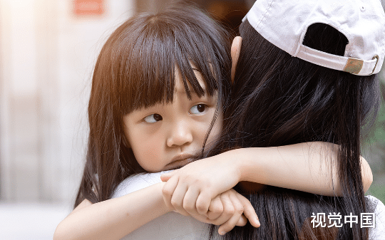 我是妈妈社交账号里的完美女儿，却因妹妹不小心打碎东西而被锁进密不透风的柜子……