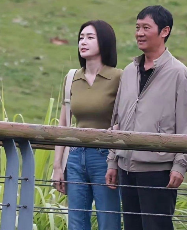 秦岚这脸和身材太割裂了
脸僵得像刚从模具里脱模，笑都扯不动半分；身材却夸张到把紧