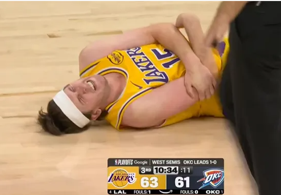 NBA季后赛，湖人对阵雷霆。
里夫斯被亚历山大夹到手臂痛苦倒地，裁判升级为一级恶