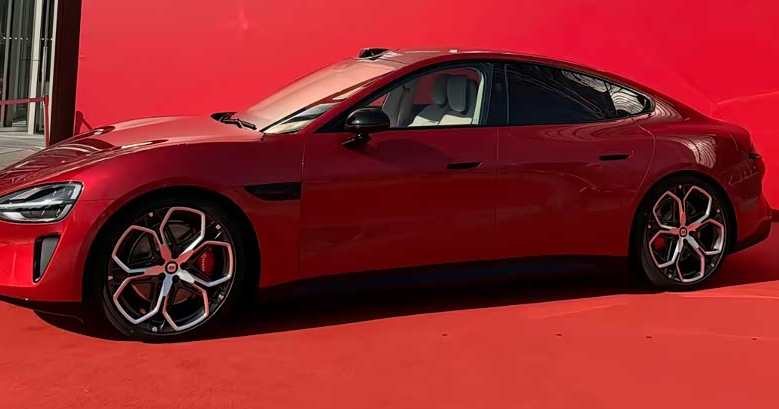 小米赌对了新款SU7用配置硬刚降价潮配置拉满
新增卡布里蓝、赤霞红、靛石绿三款车