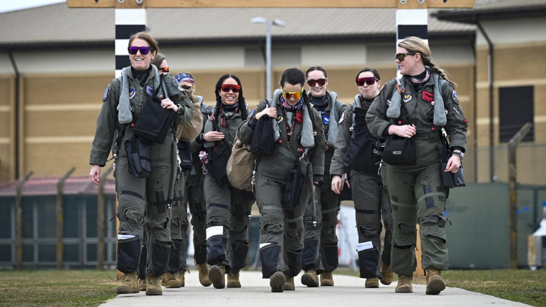 伊朗大山里上演“绝地营救”：美军飞行员跳伞时，要随身带些什么？