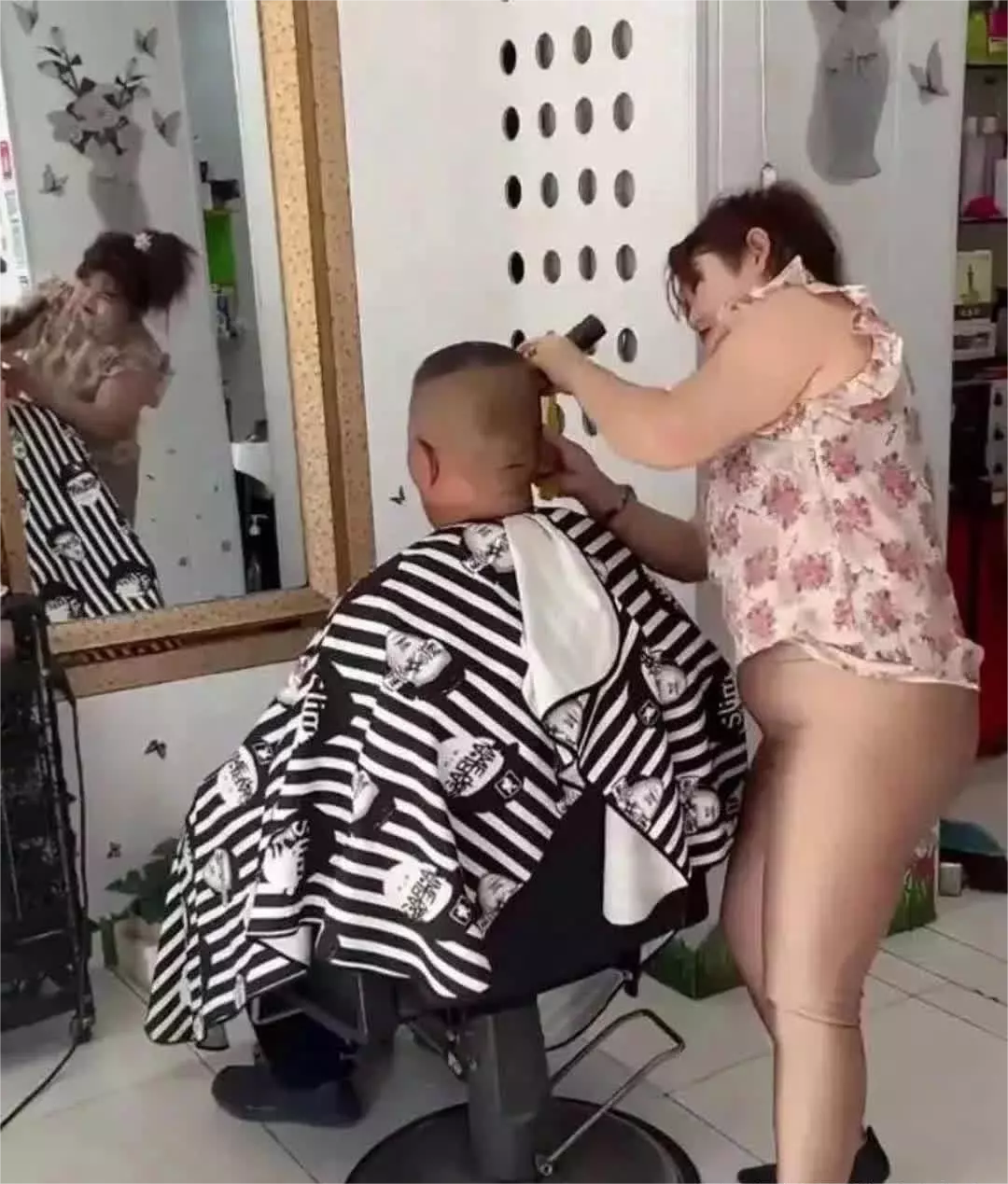 这家理发店，是老板娘漂亮，还是裤子漂亮？