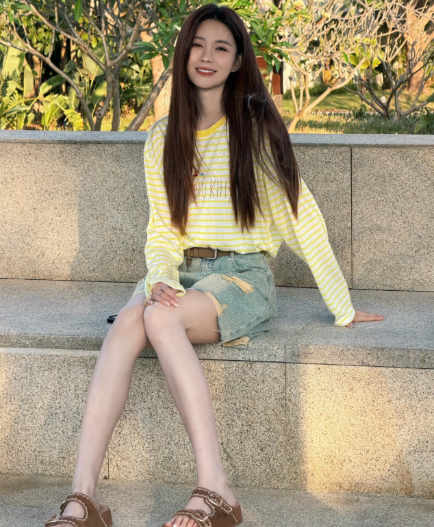 沈梦辰私服穿搭越来越时髦
黄色条纹长袖+牛仔短裤，休闲随性又减龄！