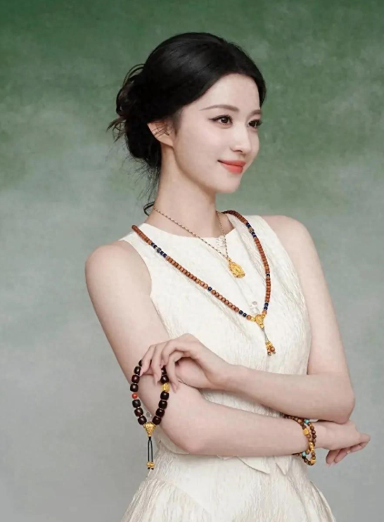 王楚然身穿一身米色套装裙，真优雅显气质