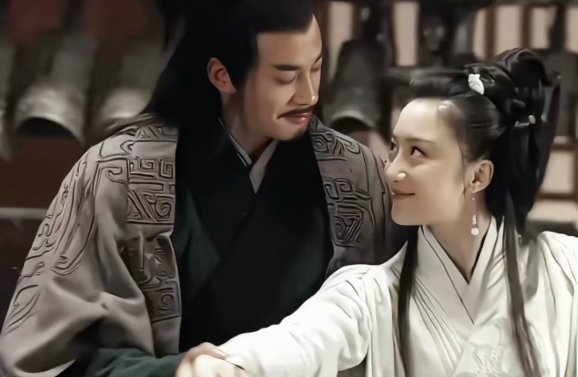 李依晓在接受采访时回应与何润东的友谊
她说两人曾只在剧组熟悉，私下没有联系过，但