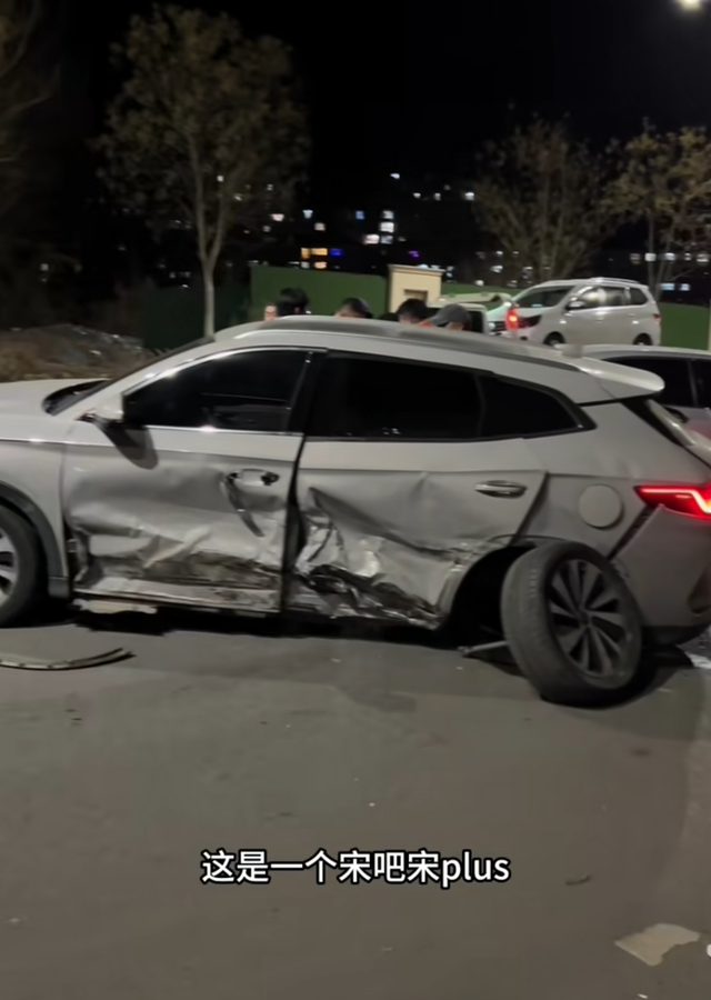 比亚迪宋p与现代悦动碰撞
这场车祸属实挺意外的。现代悦动车子大灯破损引擎盖以及翼