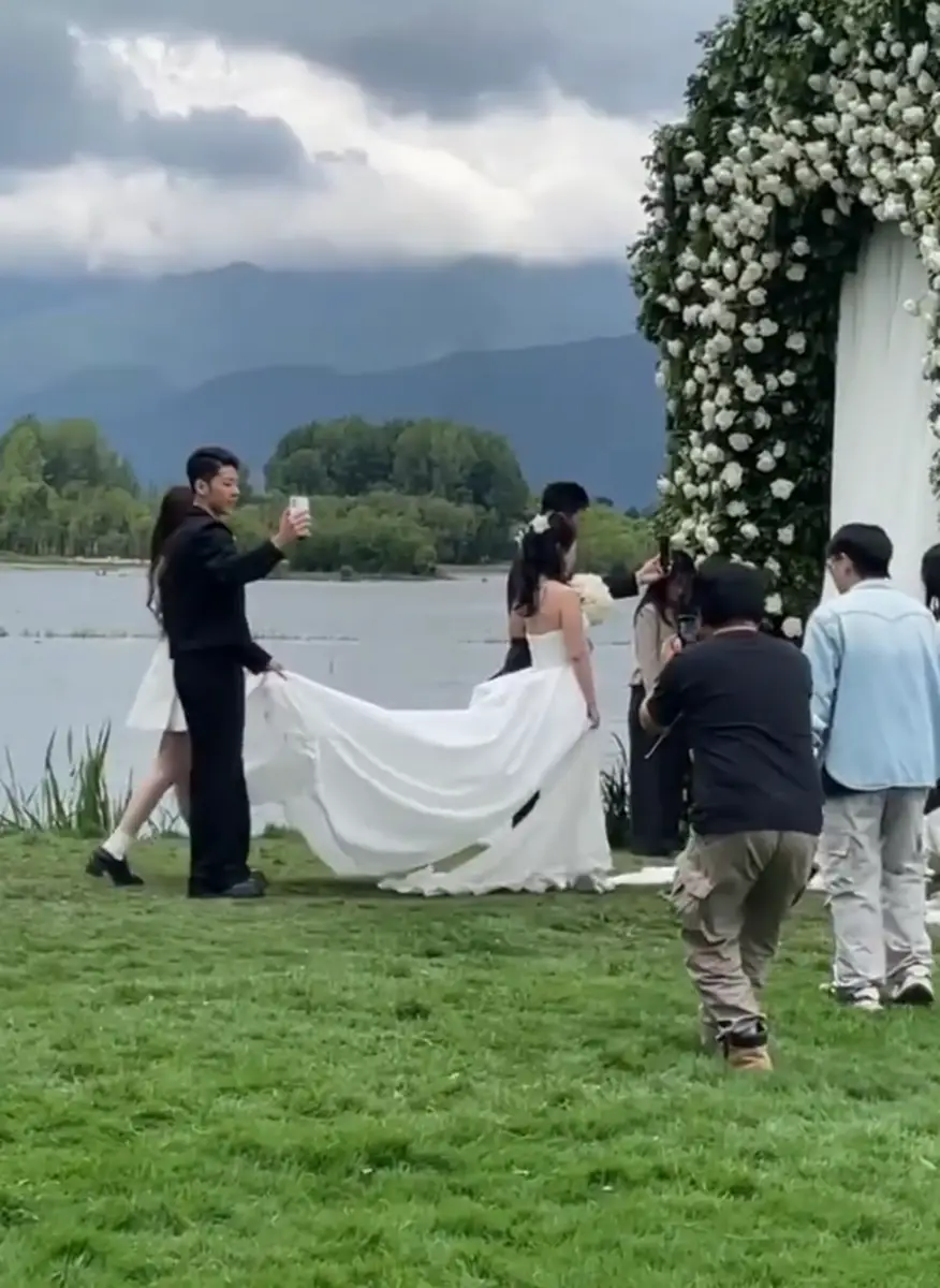 郭涛一家四口在大理拍照 石头和妹妹给妈妈提裙摆画面温馨