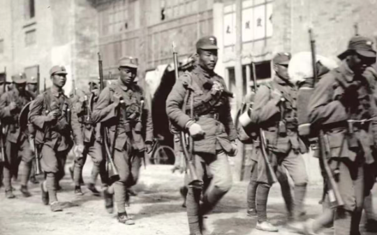 军阀混战时最弱的老蒋，2年后却让所有军阀都跪了，为什么？