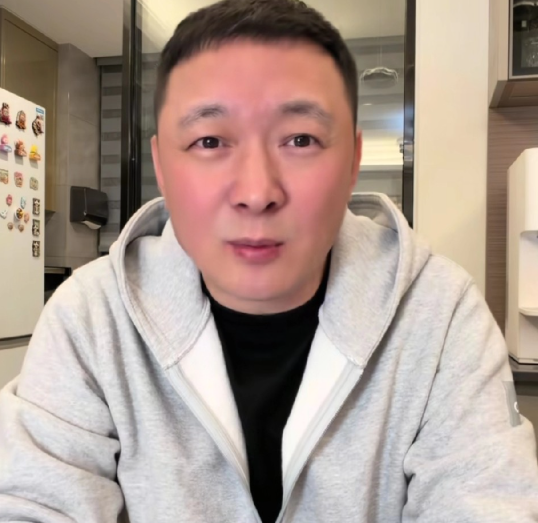 演员田重从迪拜回国后立刻发视频报平安
我在飞机上玩自拍的时候，迪拜机场已经出事了