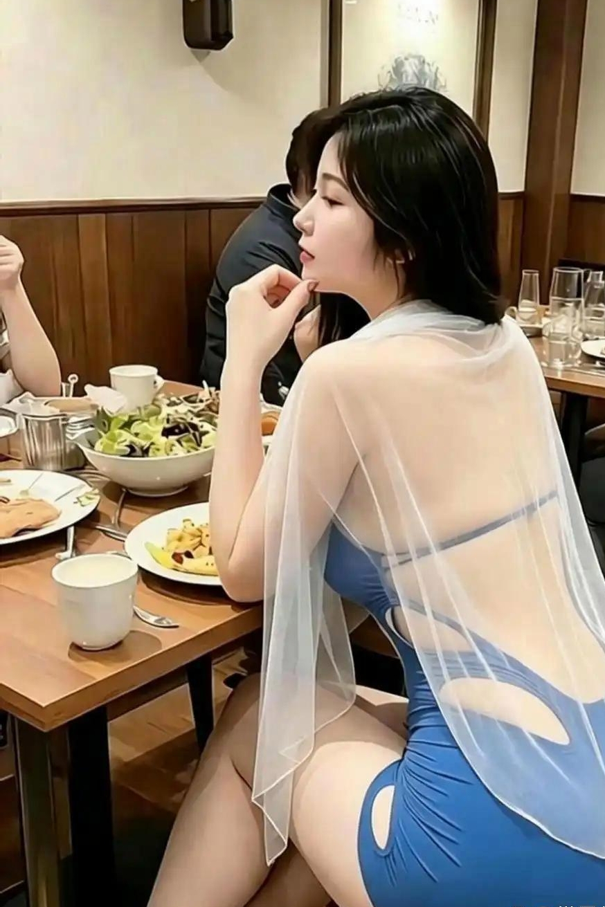 穿衣是个人自由，每个人审美不一样。

但餐厅属于公共场合，穿搭还是要顾及在场其他