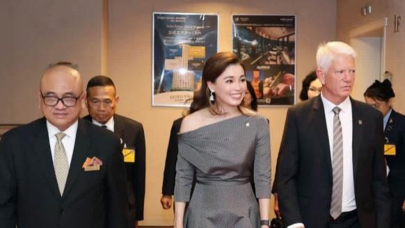 泰国王后在日本第四天！黑色套装观赛优雅，高级灰裙亮相晚宴惊艳
