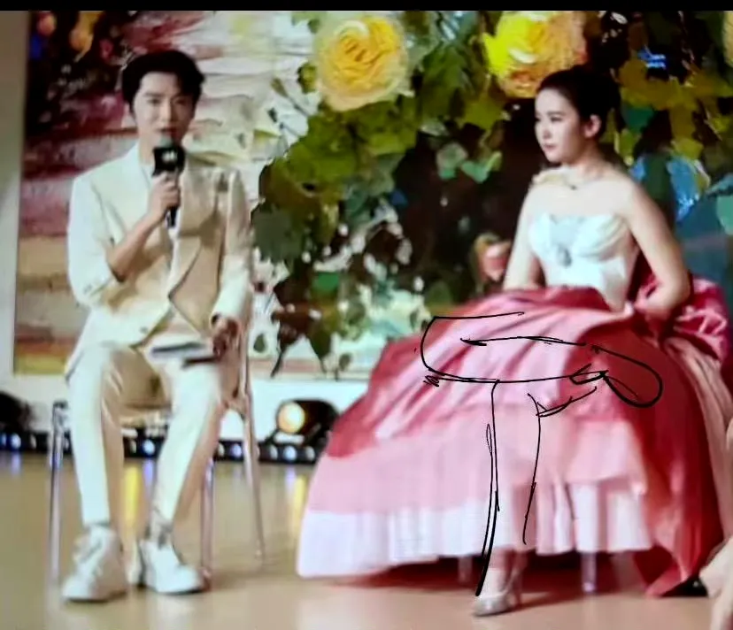 刘亦菲：拍这么清楚，我不要面子的吗 ​？？
好不容易穿了一件能藏住脚的裙子，居然