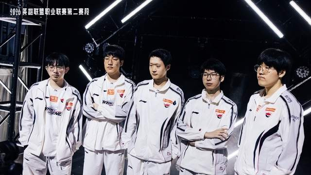 BLG迎来LPL新赛段首秀，Bin休息新上单挑大梁，AL赛前换人起风波！