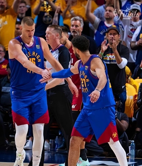 这场输了就体现出掘金一直以来的问题
关键时刻只打穆约这套体系。
今天这场就是最典