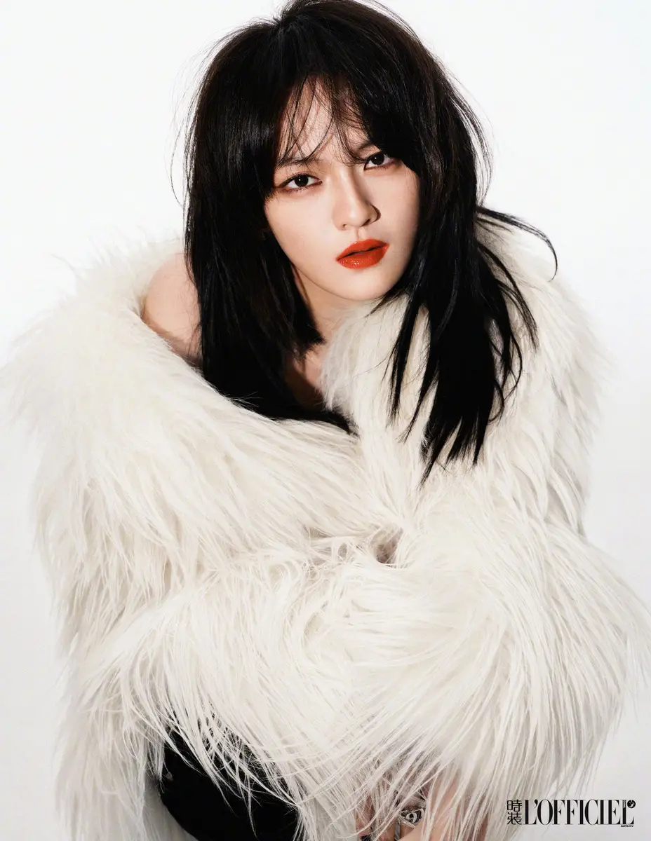 文淇大秀美背腰臀曲线绝美 乌发红唇眼神魅惑