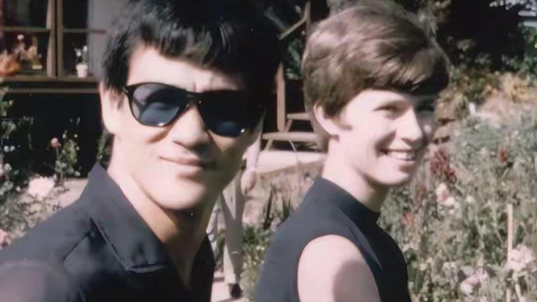 81岁琳达近况曝光：银发从容饮茶，半生风雨后的优雅与坚守