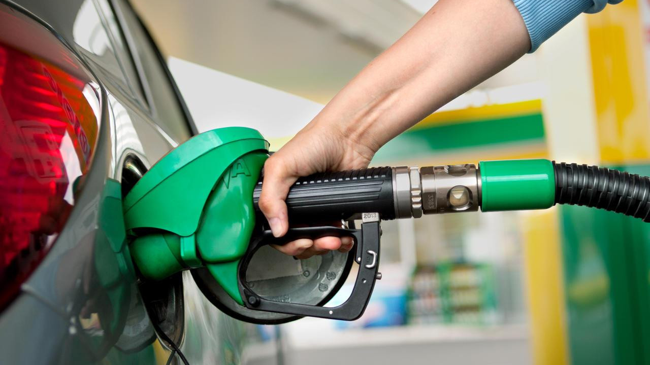 霍尔木兹海峡告急！伊朗放话油价冲200美元，谁在风暴中瑟瑟发抖