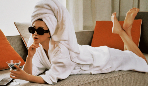 朱珠沙发浴袍光脚玉足来了