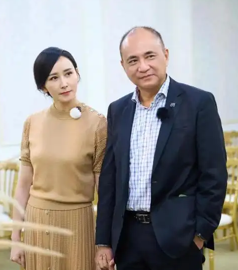 当年富豪朱兆祥向胡静求婚
胡静说：你大我12岁，咱们不合适。朱兆祥掏出一张卡，晃