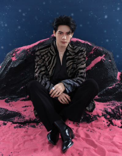 曾舜晞这身黑粉造型太绝了！黑色亮片西装配上粉色背景，把黑粉氛围感拿捏得死死的，野