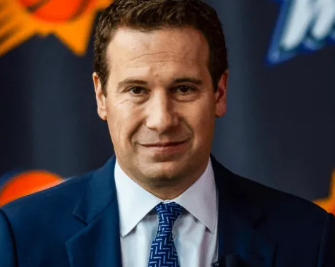 太阳球员狄龙-布鲁克斯在客场赛前场地热身训练后，接受了媒体采访，谈到了球队老板马