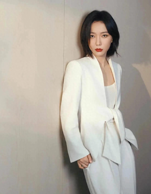 王珞丹身穿一袭白色西装款套装，真干练大方显气质