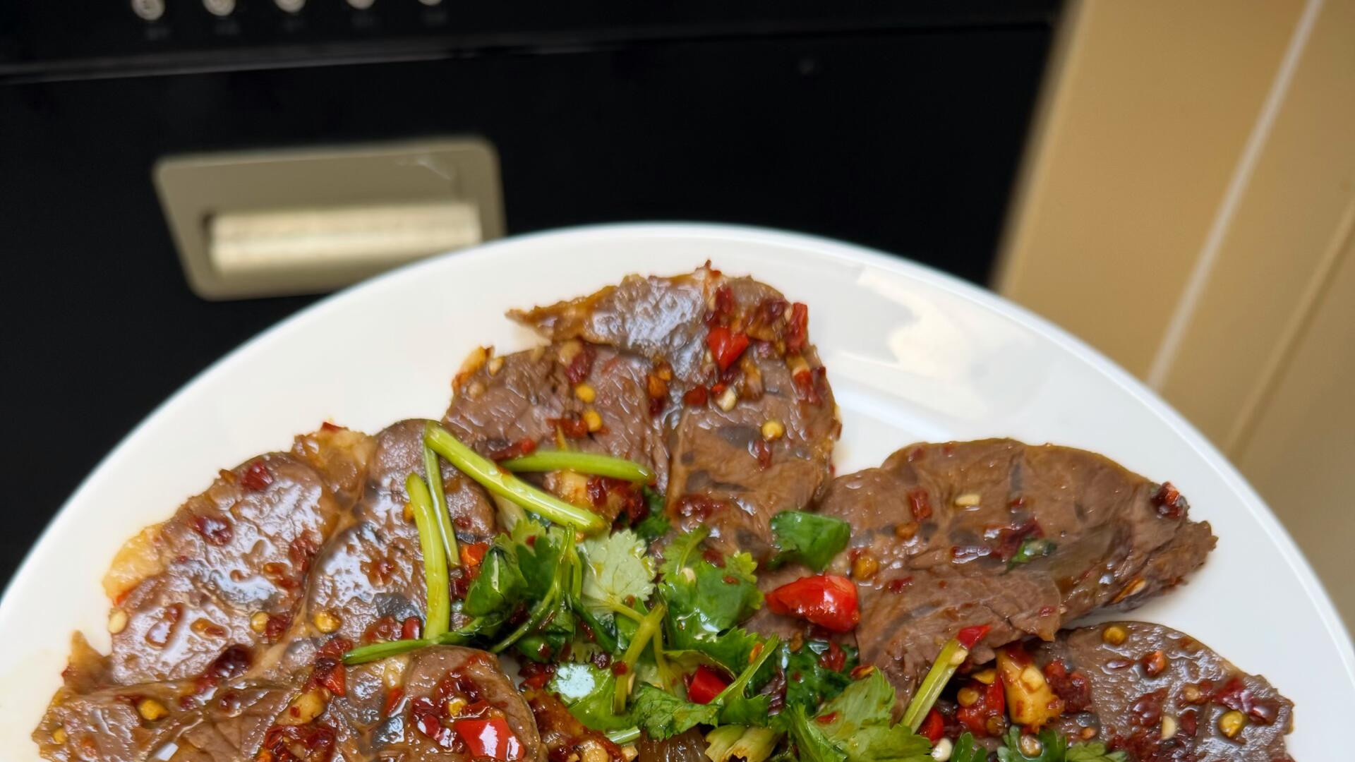 解锁牛肉新吃法—凉拌牛肉，秘方全在这碗红油里，冷藏一夜更入味！