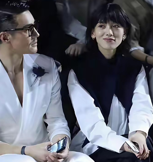 著名男模胡兵旁边美女很亮眼
据说是刘恺威新女友，
难怪气质卓越不一般，
与一线顶