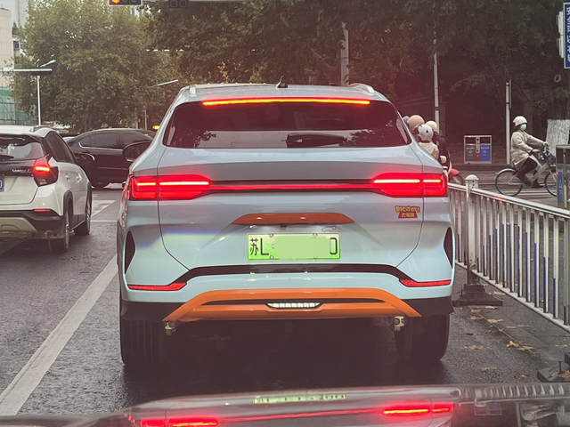 昨天马路马路偶遇
老远从后视镜看到一辆花里胡哨的车开过来，还在想什么牌子厂家的，