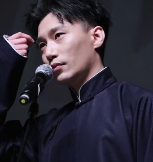  德云社相声演员何九华 在节目中宣布当爸，成“新晋奶爸”，承认有一个女儿，透露女