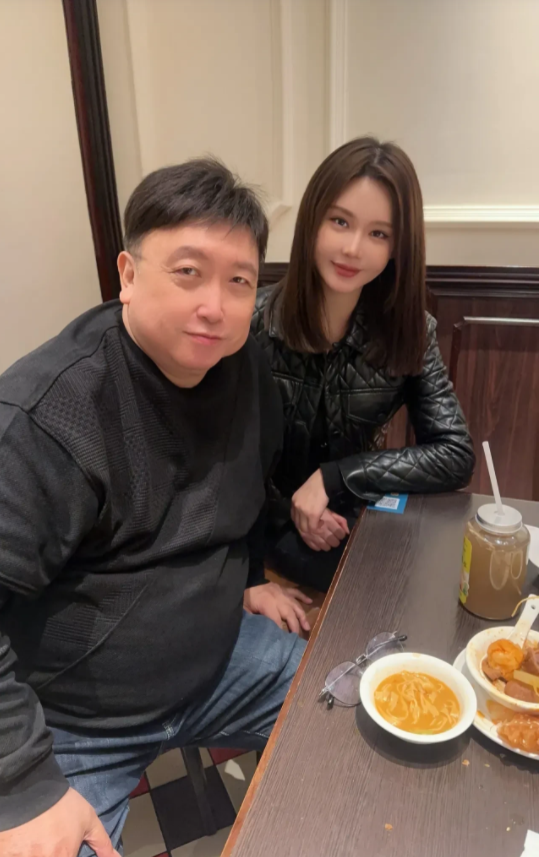 王晶旁边这个美女看着好眼熟，就是叫不出名字来