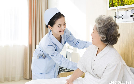 七旬老太去医院看病，却没想医生是她年轻当知青下乡时，曾经爱人的儿子