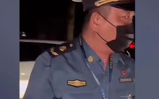 醉汉在网约车上抽烟被拒，掏出3个证件威胁司机，结果14万人看笑话