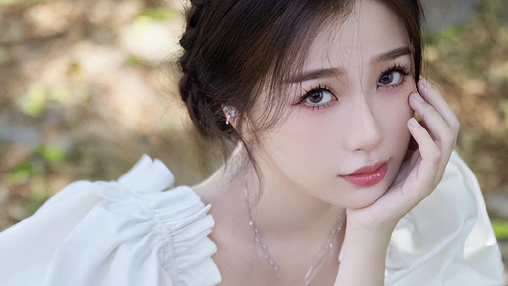 别再吹虞书欣的精致感了，这组九宫格背后的真相，让多少普通人破防？