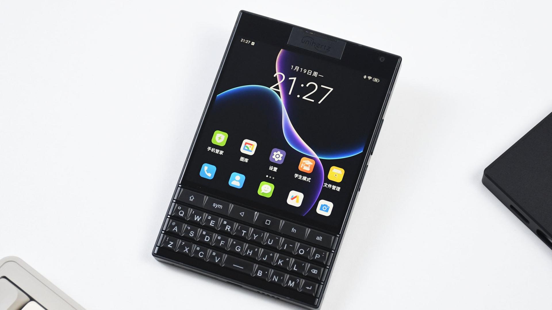 国产4.5英寸“双屏手机”评测：512GB，实体全键盘设计，还支持红外遥控