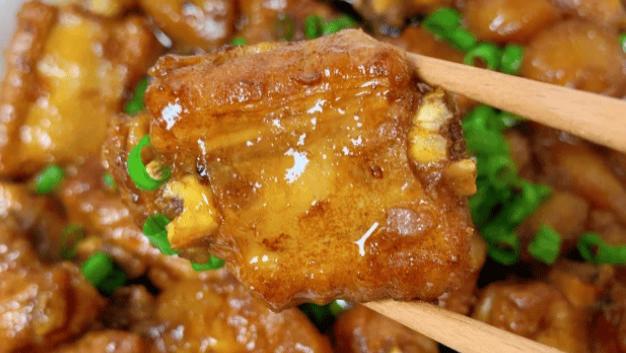 巨好吃的土豆炖排骨：一锅浓香，汤汁都能下两碗饭！