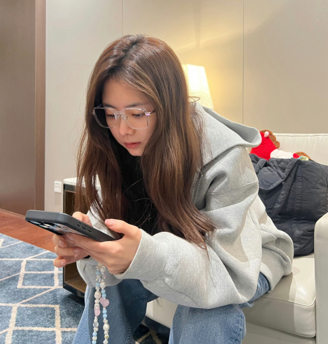 谭松韵分享素颜生活照，这才是娱乐圈真冻龄的女明星，这状态你说是高中生我都信
照片