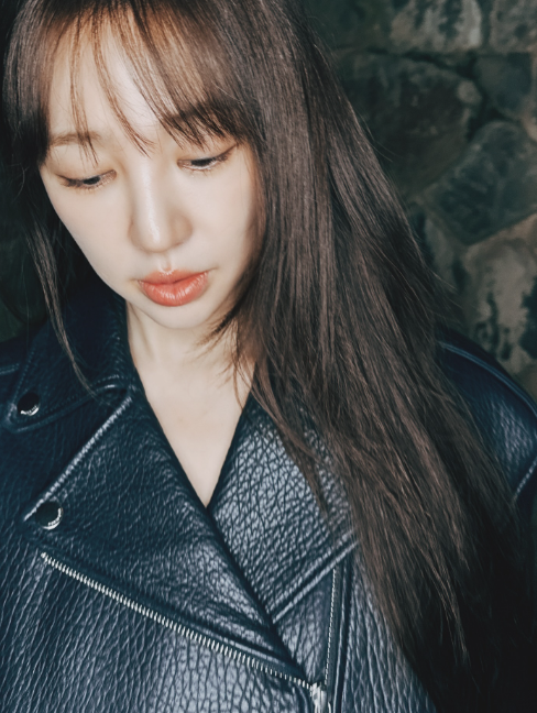 尹恩惠INS账号上晒新照
全黑的皮衣皮裙造型，看起来显得成熟性感，有一种御姐风范