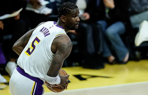 艾顿是不是有什么问题？怎么感觉人都被掏空了？

我首先觉得他是身体有问题，他的手