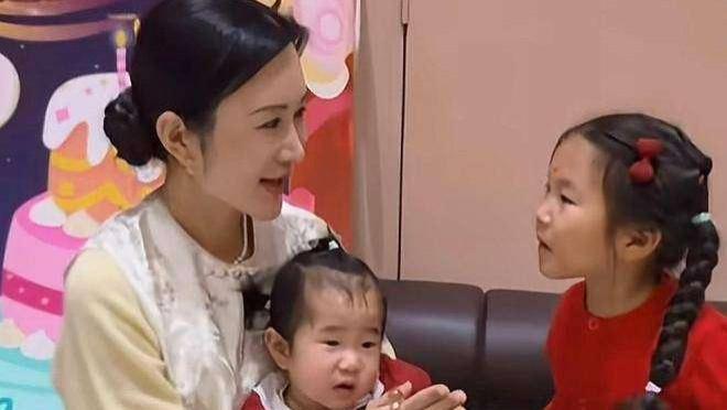 74岁张纪中为7岁儿子过生日，一家六口温馨背后，细节藏着难言的尴尬